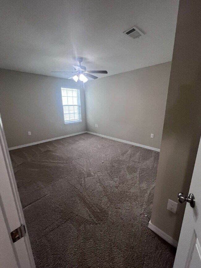 Building Photo - 426 Eisenhower Dr