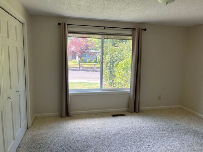 Building Photo - Great East Medford location with views of RoxyAnn