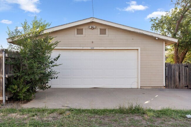 Building Photo - 1418 Crescent Dr