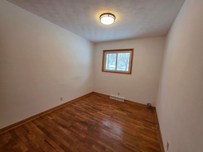 Building Photo - Three Bedroom Home in Battle Creek