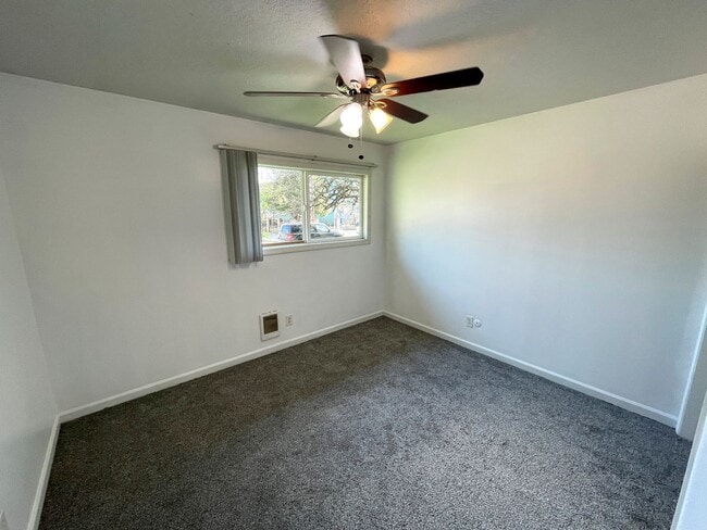 Building Photo - Fantastic 1 Bedroom Apartment in St Johns with Updated Kitchen