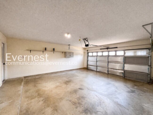 Building Photo - 3 Bed/2 Bath Home with Fenced Yard & Garage / Vouchers Accepted / Available Now!