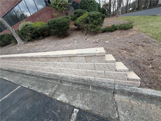 Building Photo - 3336 Camelot Dr NE
