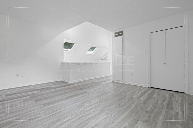 Building Photo - 2739 Knollwood Dr