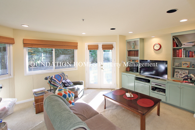 Building Photo - Boyle Park 4BD+/3.5BA, Close to town!  Gue...