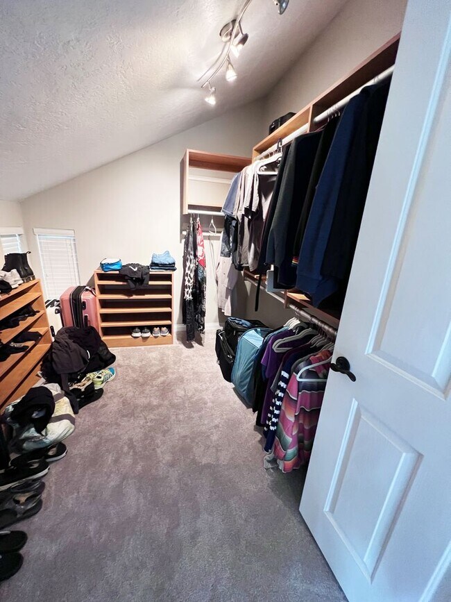 Building Photo - 2 Bed/2.5 Bath Townhome - Beautifully Upgr...