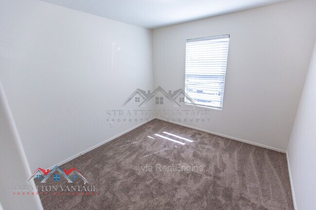 Building Photo - 5926 E Oasis Blvd