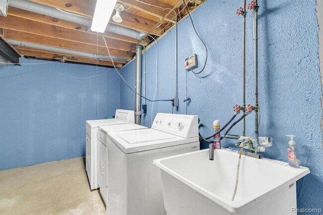 Building Photo - 3170 Woods Cir Dr