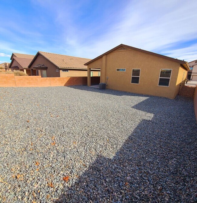 Building Photo - 3 bed 2 bath home in Huning Ranch