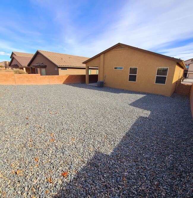 Building Photo - MOVE IN SPECIAL! 3 bed 2 bath home in Huning Ranch