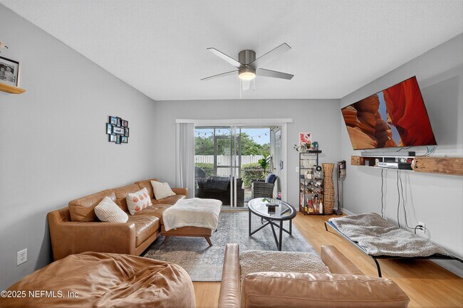 Building Photo - 12311 Kensington Lakes Dr