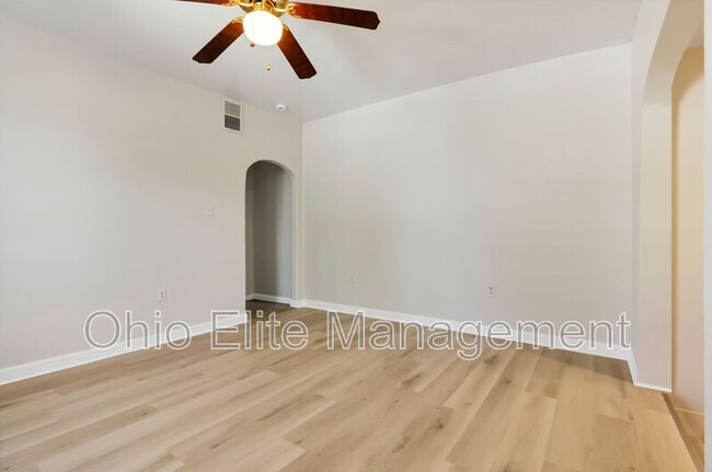 Building Photo - 347 1/2 E Welch Ave