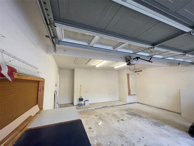 Building Photo - 2204 Zoa Dr