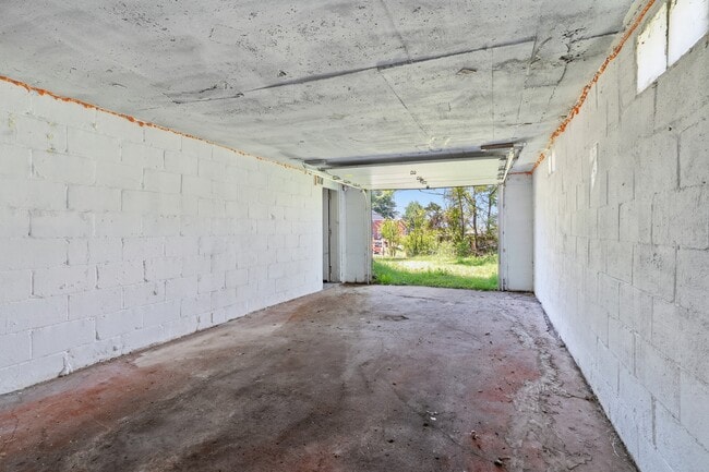 Building Photo - 624 Elm Dr