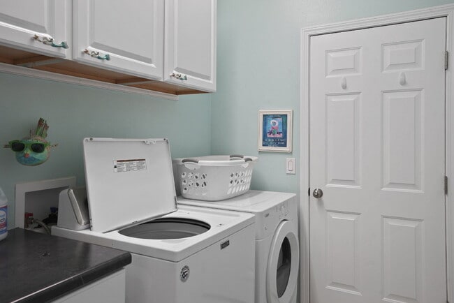 Building Photo - 211 Hampton Cir