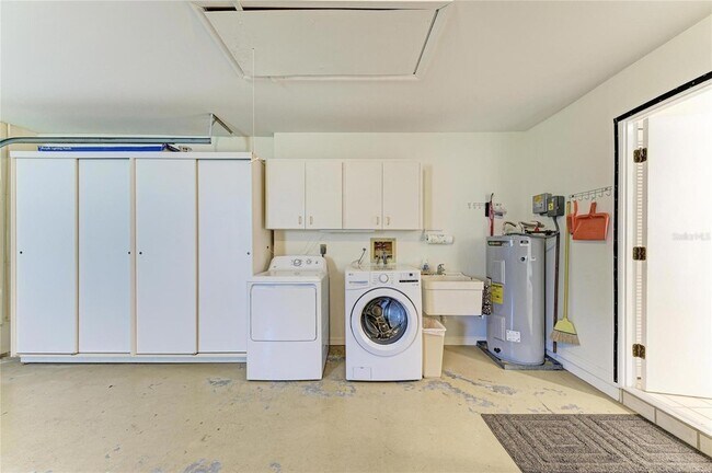 Building Photo - 3946 Wilshire Cir E