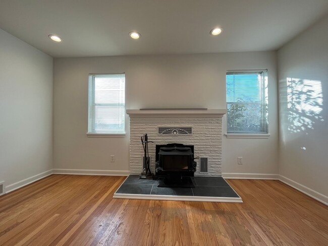 Building Photo - Newly renovated light filled 2 bedroom home with views of Rainer in Bryn Mawr-Skyway!