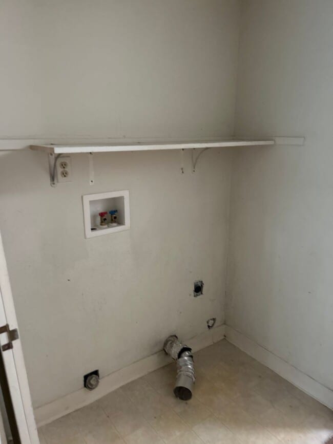 Building Photo - Desirable 3 bedroom 2 bath condo