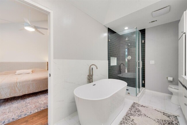 Building Photo - 5990 Lindenshire Ln