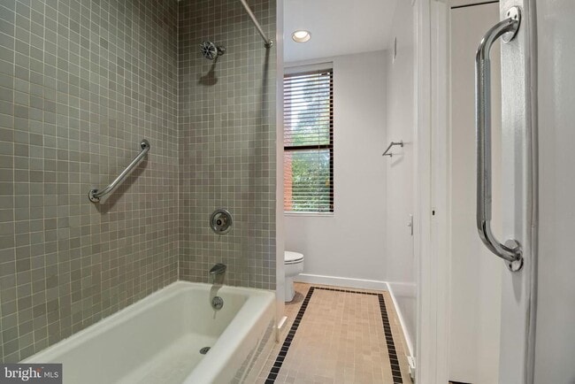 Building Photo - 1522 Swann St NW