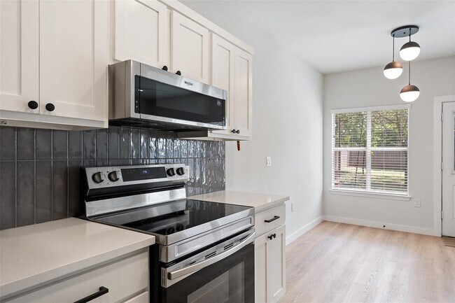 Building Photo - 3413 Blumie St