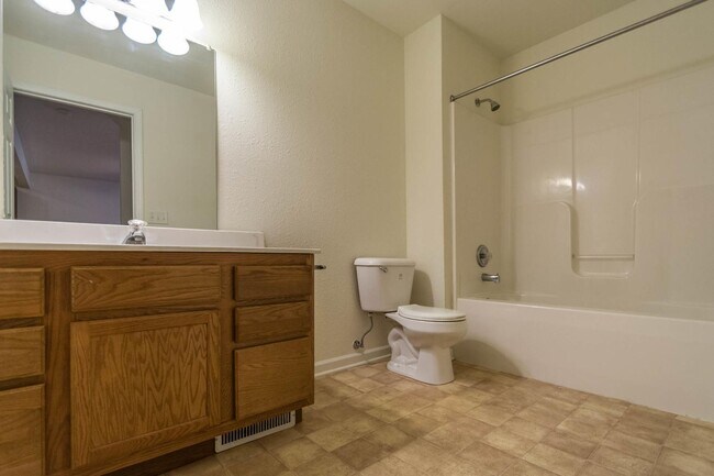 Building Photo - 206 E 20th St