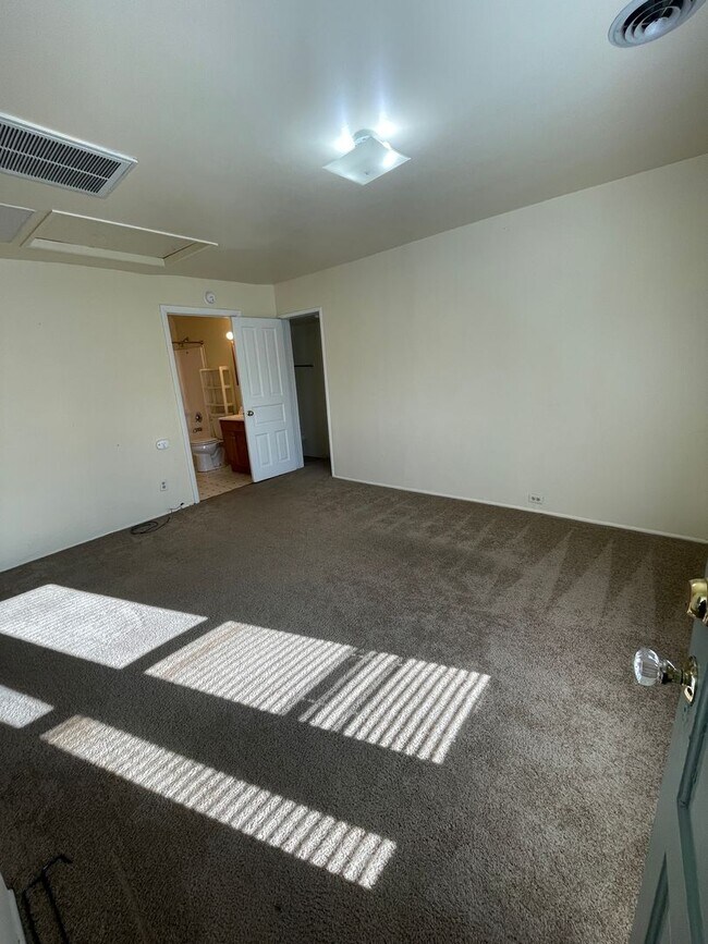 Building Photo - 516 N Adams St