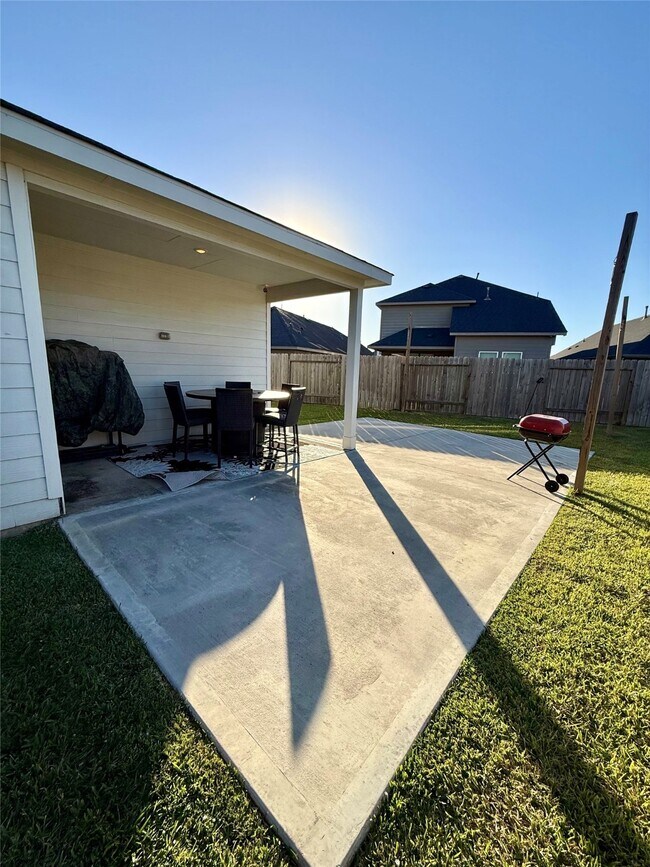 Building Photo - 15402 Sailpoint Ln