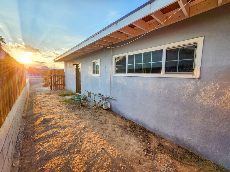 Building Photo - 5527 Baileya Ave