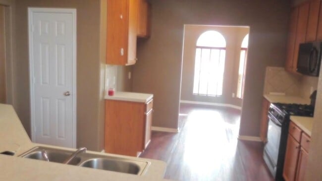 Building Photo - 5011 Forest Hurst Glen