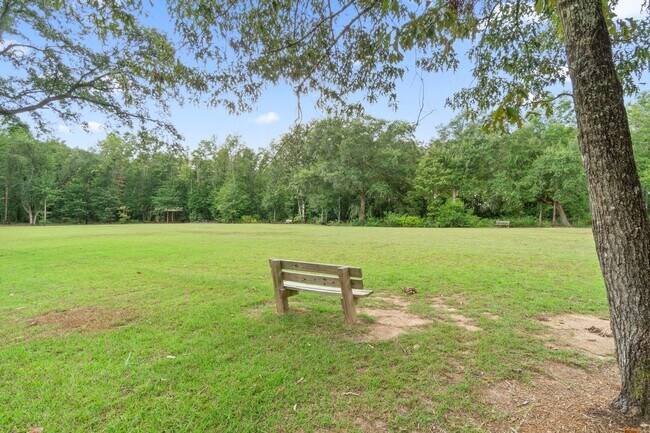 Building Photo - Woodlands 4 bed 2 bath gem !