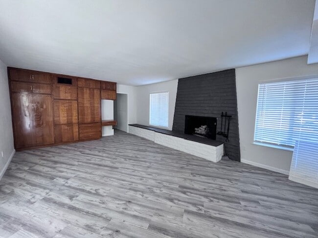 Building Photo - 102 Hillside Way