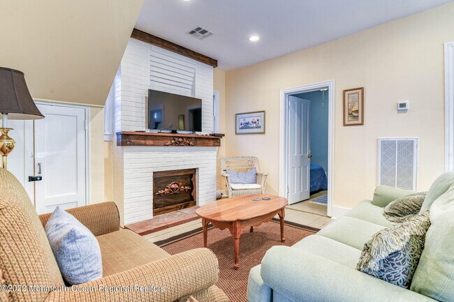 Building Photo - 14 New York Ave