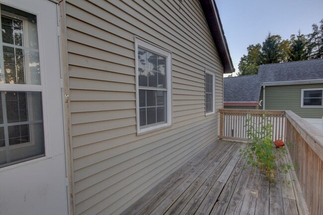Building Photo - 4 bed, 2 bath home