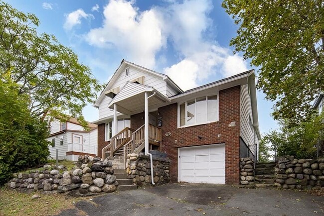 Building Photo - 882 4th Ave