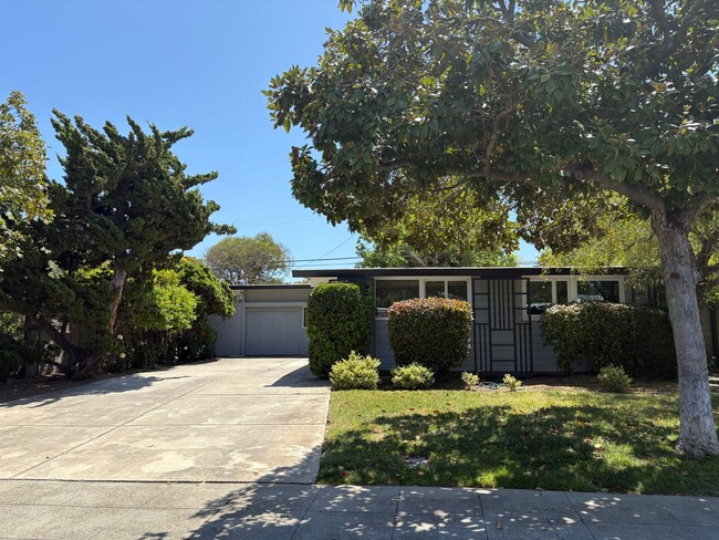 Primary Photo - Lovingly Maintained 3 Bed, 2 Bath Home in ...
