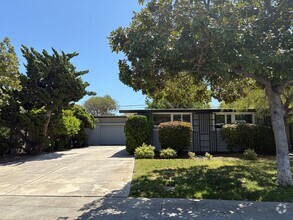 Building Photo - Lovingly Maintained 3 Bed, 2 Bath Home in ...