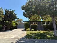 Building Photo - Lovingly Maintained 3 Bed, 2 Bath Home in ...