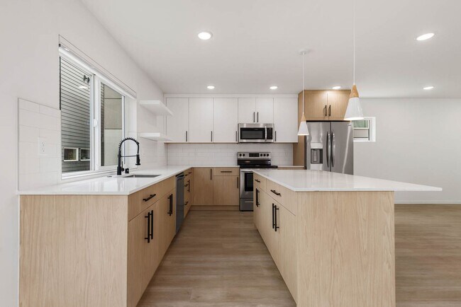 Building Photo - Modern Standalone Townhome with Private Rooftop Deck