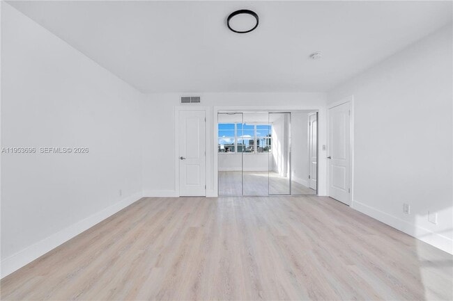 Building Photo - 9500 W Bay Harbor Dr