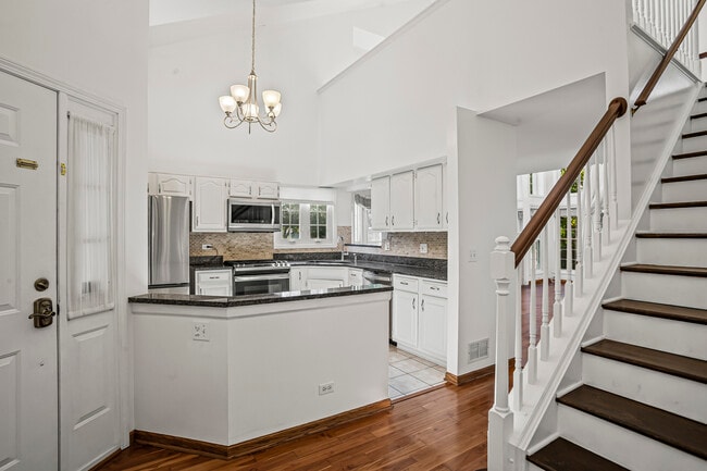 Building Photo - 807 Fairmont Ct