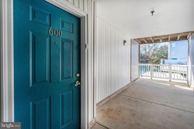 Building Photo - 600 Waters Edge Dr