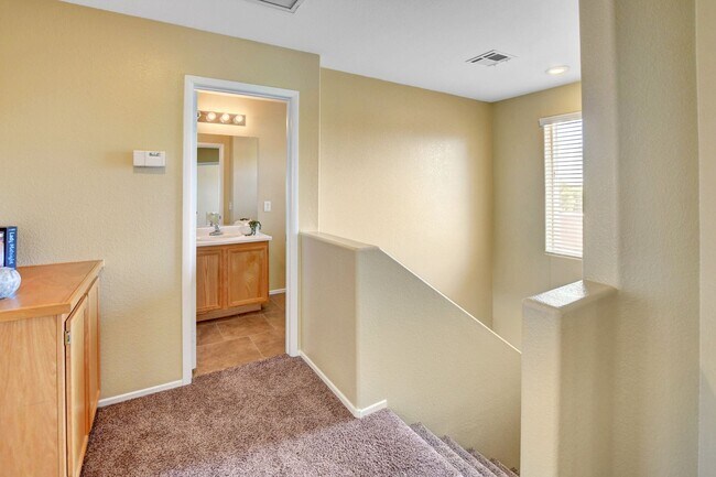 Building Photo - 4 Bedroom with Pool in Centennial Hills