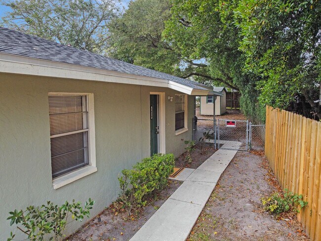 Building Photo - Private 2BR/1BA Duplex with Florida Room