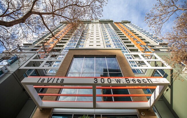 Building Photo - Elevate Your Lifestyle: Luxurious North-Facing Residence with Stunning Courtyard Views