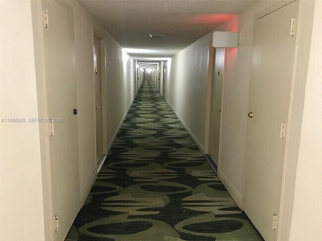 Building Photo - 1000 Parkview Dr