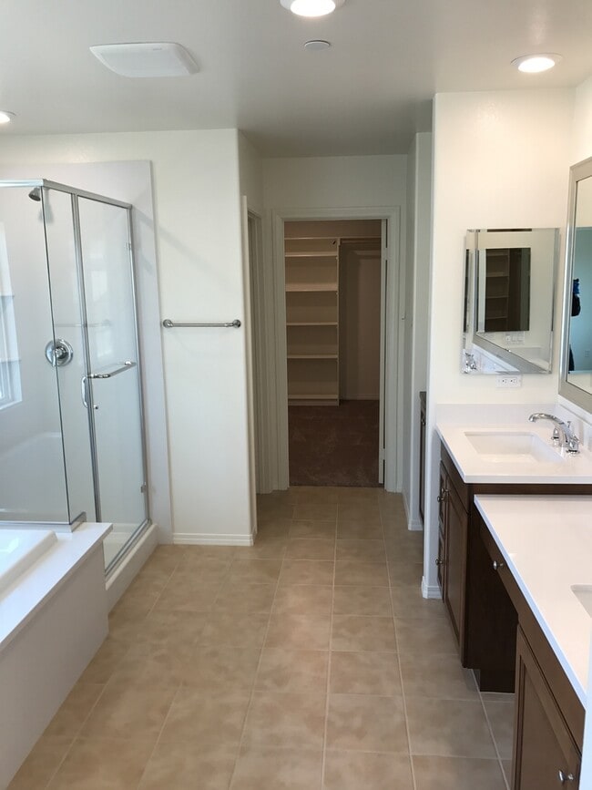 Building Photo - 5 bed home in RiverBend community, Eastval...
