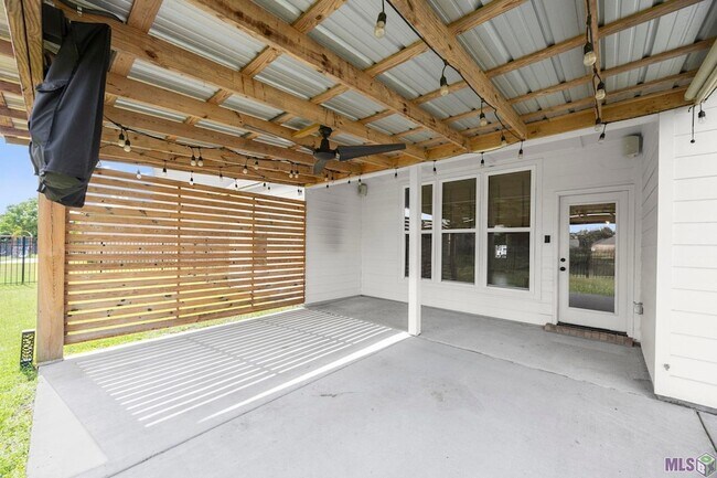 Building Photo - 39262 Bridge Path Ln