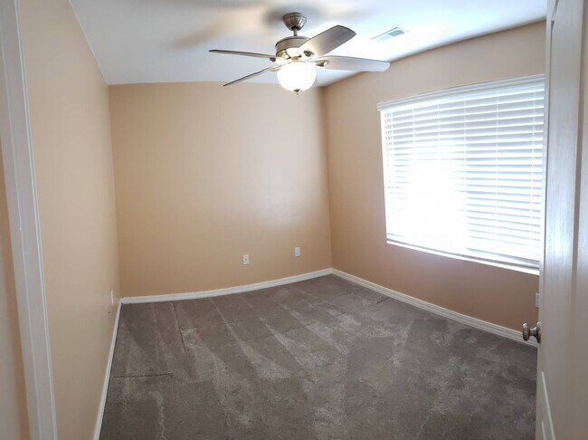 Building Photo - 262 Wellington Dr