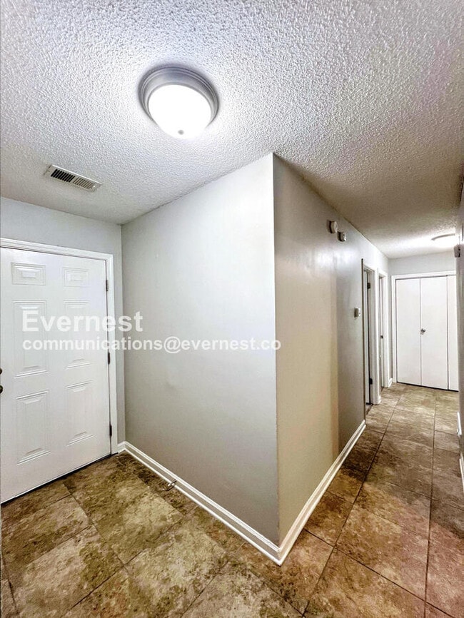 Building Photo - 6205 Somerset Cove